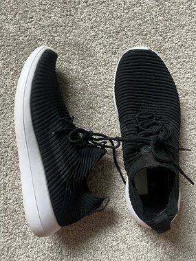 Women’s Nike Black Knitt Lace-Up Sneakers